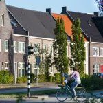 Sfeerfoto rijtjeshuizen in wijk de hoven met fietser
