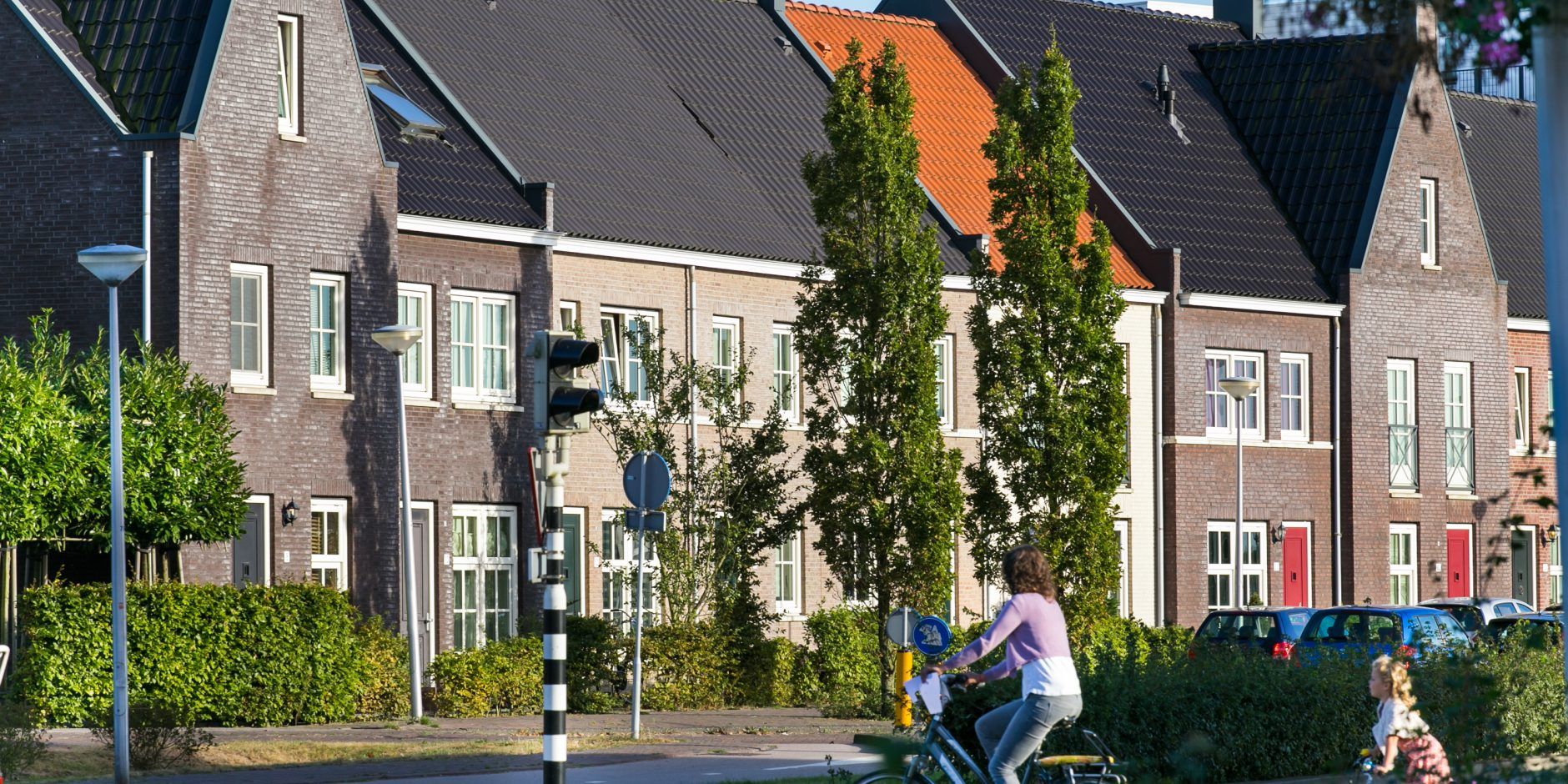 Sfeerfoto rijtjeshuizen in wijk de hoven met fietser