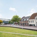 straat in vleuten met grasveld en blauwe lucht