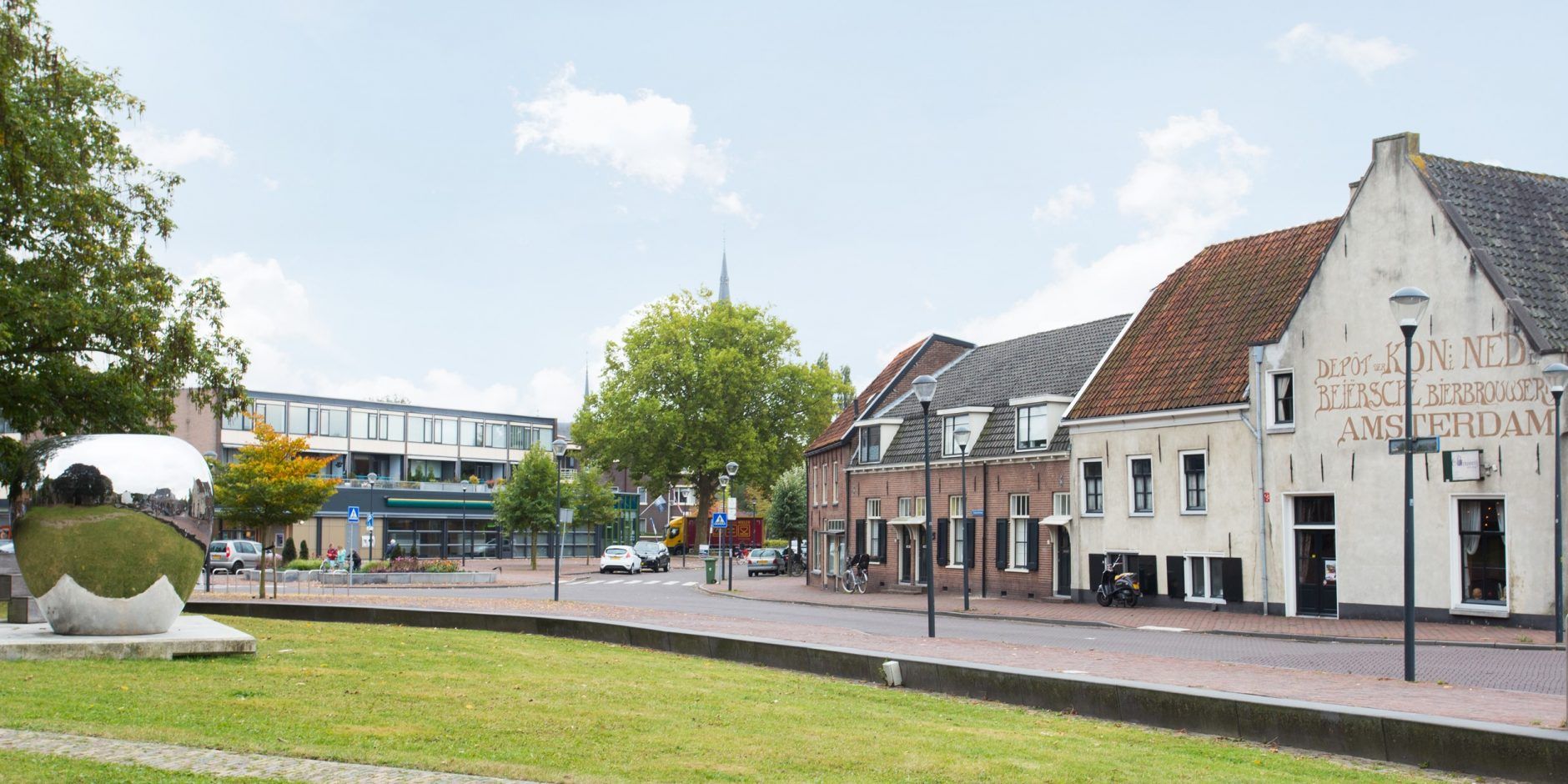 straat in vleuten met grasveld en blauwe lucht